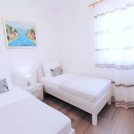 Apartman On Iovo With Large Balcony
