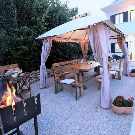 On Iovo With Large Balcony * Trogir